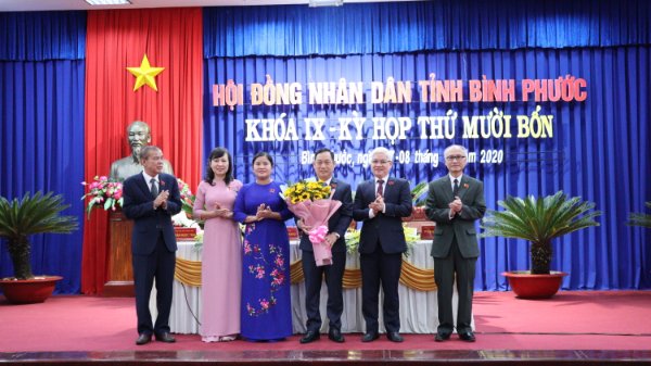4c8244b7dc7f2d21746e-121527_603.jpg Lãnh đạo tỉnh Bình Phước chúc mừng các Ủy viên UBND tỉnh trúng cử, ra mắt tại kỳ họp. Ảnh: CTV.