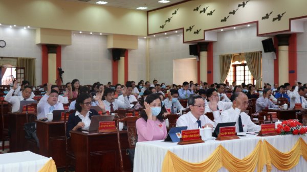 72e7ec6919b8e8e6b1a9-121432_196.jpg Đại biểu tại kỳ họp thông qua nghị quyết. Ảnh: CTV.