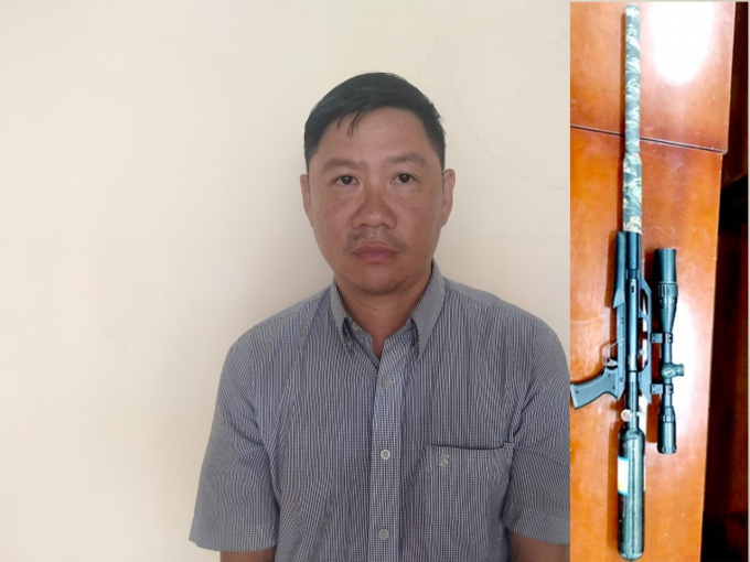 Đối tượng Phạm Tuấn Hưng và khẩu súng gây án tại Cơ quan điều tra. Ảnh: CACC.