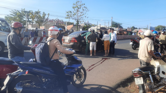 Nạn nhân được đưa đi cấp cứu. Ảnh: Trần Trung.