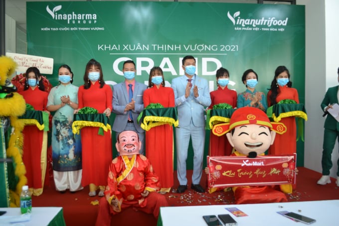 Lãnh đạo Tập đoàn Vinapharma Group cắt băng khai trương. Ảnh: Trần Trung.