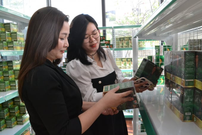 Khách tham quan thích thú xem các sản phẩm tại siêu thị NutriMart ngày đầu khai trương. Ảnh: Trần Trung.