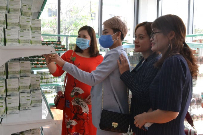 Khách tham quan thích thú xem các sản phẩm tại siêu thị NutriMart ngày đầu khai trương. Ảnh: Trần Trung.