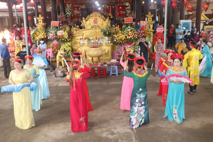 5626-191242_497.jpg Một phần nghi thức lễ hội Miếu Bà Rá được tái hiện tại buổi công bố. Ảnh: CTV.