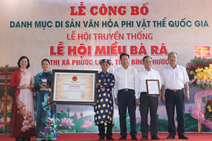 le-cong-bo-190431_223.jpg Lãnh đạo địa phương phấn khởi đón nhận Lễ hội miếu Bà Rá di sản văn hóa phi vật thể quốc gia. Ảnh: CTV.