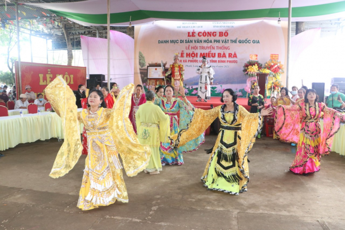 z2432659371048_6eed668ecdf3a5c2b16cd46966dac135-190942_678.jpg Một phần nghi thức lễ hội Miếu Bà Rá được tái hiện tại buổi công bố. Ảnh: CTV.