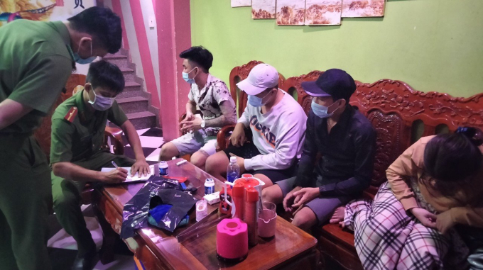 10 đối tượng thanh niên 'bay lắc' bất chấp đang dịch Covid-19 bị bắt quả tang. Ảnh: CACC.