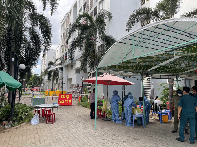 75737baa9ec56a9b33d4-211009_67.jpg Ngành y tế Bình Dương phong tỏa chung cư Ehome 4. Ảnh: CTV.