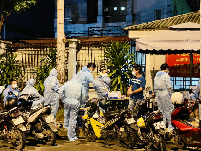 e7e05f450522f17ca833-211205_39.jpg Ngành y tế Bình Dương nhanh chóng tiến hành điều tra dịch tễ và truy vết trong đêm. Ảnh: CTV.