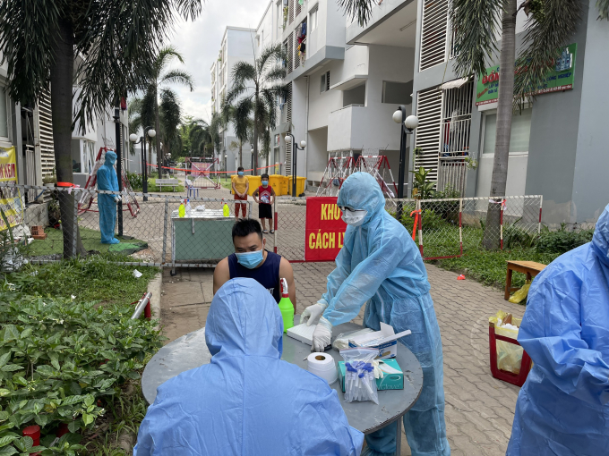 6308059be0f414aa4de5-1-082638_296.jpg Ngành y tế Bình Dương điều tra dịch tễ những hộ dân sống trong chung cư. Ảnh: CTV.