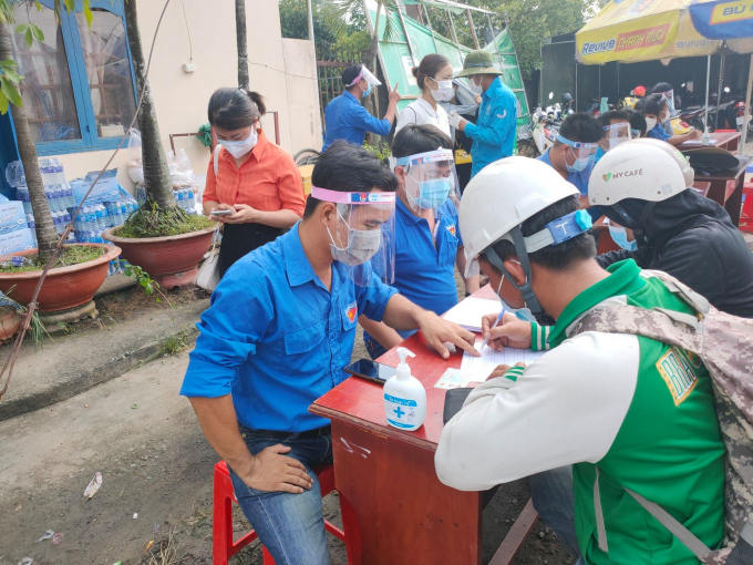 Tuổi trẻ Bình Phước hỗ trợ lực lượng chức năng kiểm soát chốt phòng chống dịch Covid-19 trên QL13. Ảnh: CTV.
