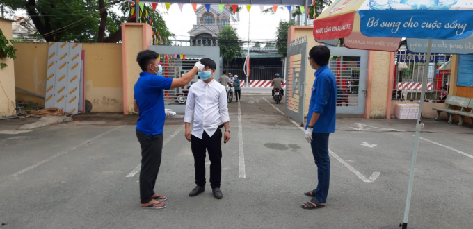 c31d2be2b130456e1c21-205312_587.jpg Các thí sinh dự kỳ thi THPT được kiểm tra thân nhiệt trước khi xét nghiệm sàng lọc Covid-19. Ảnh: CTV.