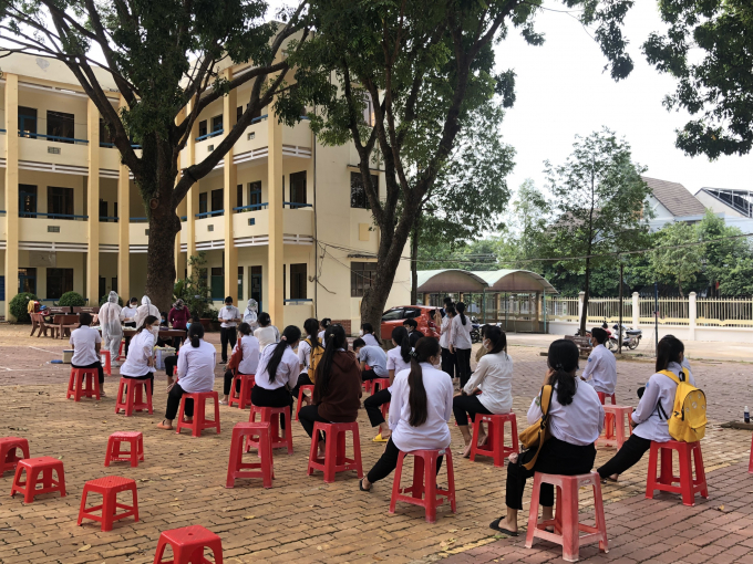 d58974e48f177b492206-124009_57.jpg Ngành y tế Bình Phước tổ chức lấy mẫu xét nghiệm Covid-19 cho các thí sinh tham gia kỳ thi. Ảnh: CTV.