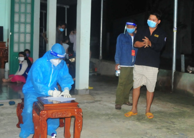53645c36b7b843e61aa9-121239_794.jpg Ngành Y tế địa phương lấy mẫu xét nghiệm các trường hợp liên quan các ca nhiễm Covid-19 vừa ghi nhận. Ảnh: CTV.