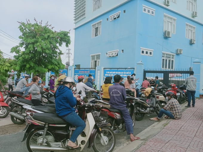 Nguy cơ lây lan dịch bệnh tại các điểm xét nghiệm khi người dân tập trung quá đông. Ảnh: Trần Trung.