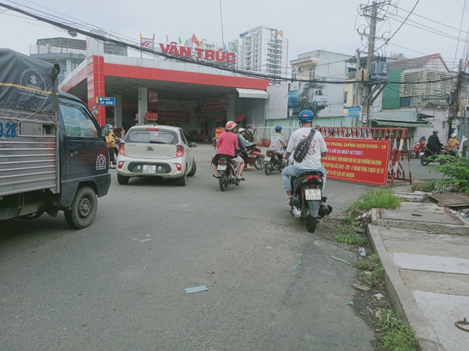 Người có kết quả xét nghiệm âm tính với Covid-19 mới được vào một số tỉnh lân cận TP.HCM. Ảnh: Trần Trung.