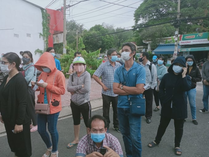 Nhiều người dân không khỏi bức xúc vì 'giấy thông hành'. Ảnh: Trần Trung.