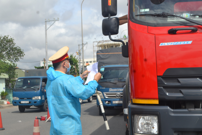 77d8810f3899ccc79588-151754_176.jpg 'Tôi chạy xe container chuyển hàng từ Bình Dương vào TPHCM hàng tuần nên mấy ngày lại phải làm giấy xét nghiệm mới, giấy tờ đầy đủ nên không lo lắng gì' anh Nam, tài xế cho biết. Ảnh: Trần Trung.