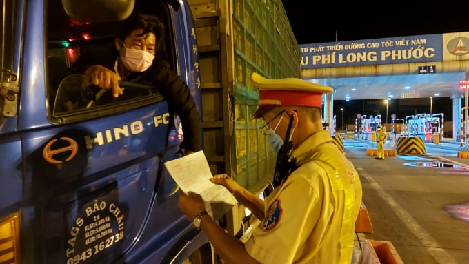 c70564b1a624527a0b35-151059_607.jpg Các chốt kiểm soát dịch sẽ hoạt động 24/24 để đảm bảo việc phòng chống dịch Covid-19 trong thời gian thực hiện Chỉ thị 16. Mỗi tài xế lưu thông qua chốt phải đáp ứng đủ 5 bước khai báo gồm: Khai báo y tế điện tử, xuất trình giấy tờ tùy thân, giấy công tác, xuất trình giấy xét nghiệm âm tính và thực hiện quy định 5K tại chỗ.