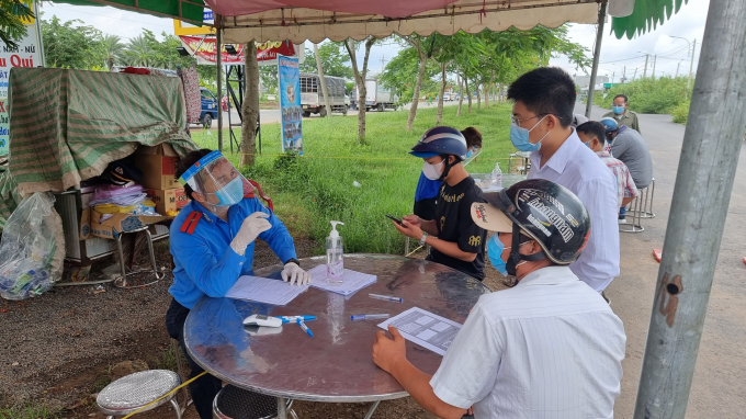 z2614373926361_3d3346338289940df04b0ce42136a426-200001_487.jpg Ngành chức năng địa phương hướng dẫn người dân khai báo y tế. Ảnh: CTV.