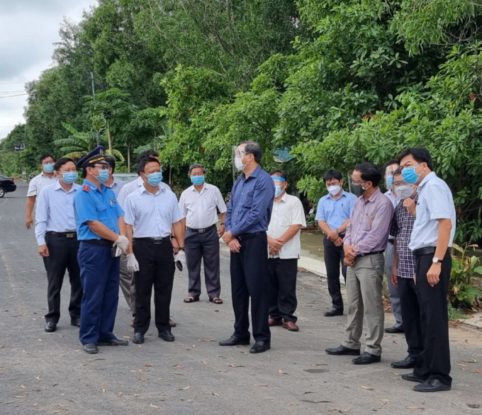 z2614395341119_e48cfd17f89d296d8e4c986c3593f45b-195904_104.jpg Phó Chủ tịch UBND tỉnh Dương Văn Thắng cùng đoàn công tác kiểm tra tình hình chống dịch tại chốt kiểm dịch xã An Hòa, thị xã Trảng Bàng. Ảnh: CDC Tây Ninh.