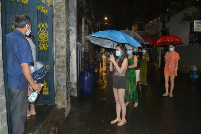 dsc_0248-211726_991.jpg Người dân đến địa điểm lấy mẫu xét nghiệm. Ảnh: Trần Trung.
