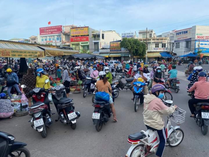 z2622043896002_a03db58e6d45fc9ea38515cb77aa348b-095026_476.jpg Người dân Tây Ninh đổ xô mua thực phẩm dự trữ trong chiều 17/7. Ảnh: CTV.