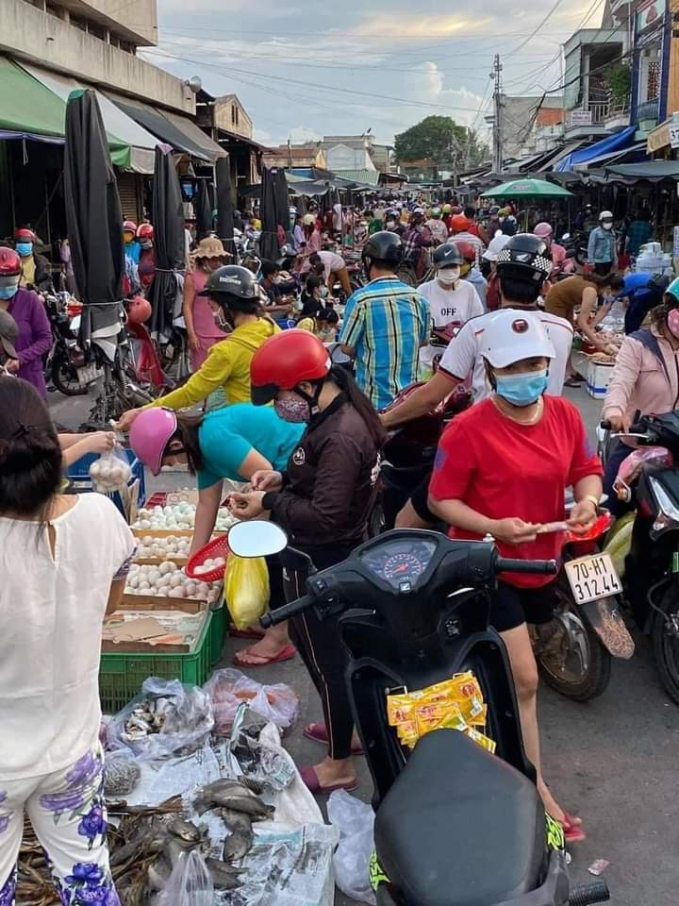 z2622043924785_6c94468356330b859bdeb764676037d1-095324_355.jpg Người dân Tây Ninh đổ xô mua thực phẩm dự trữ trong chiều 17/7. Ảnh: CTV.