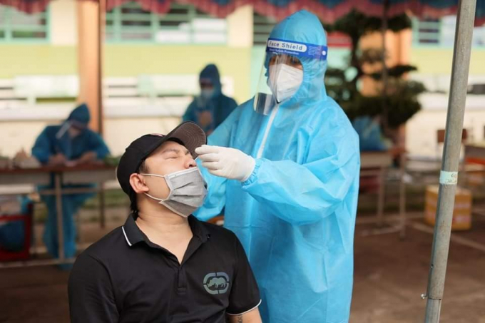 204214351_988303321945133_8090933585780917600_n-173330_735.jpg Ngành Y tế địa phương lấy mẫu xét nghiệm trên diện rộng. Ảnh: CTV.