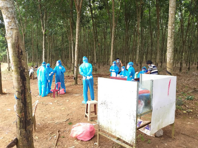 219714077_988630061912459_4562008037642053644_n-173232_424.jpg Ngành Y tế địa phương lấy mẫu xét nghiệm trên diện rộng. Ảnh: CTV.