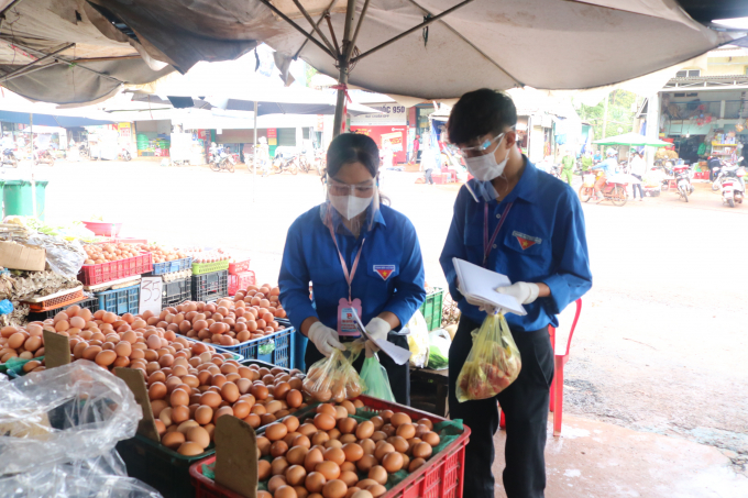 02-1-122236_254.jpg Thanh niên đi chợ giúp dân. Ảnh: Đức Tú.