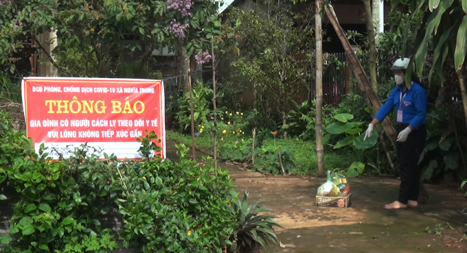 Thanh niên đi chợ giúp dân. Ảnh: Đức Tú.