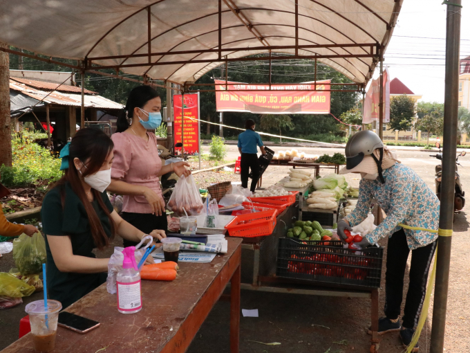 Gian hàng bình ổn giá trở thành điểm tin cậy để cung cấp nhu yếu phẩm thiết yếu cho bà con vùng biên. Ảnh:CTV.