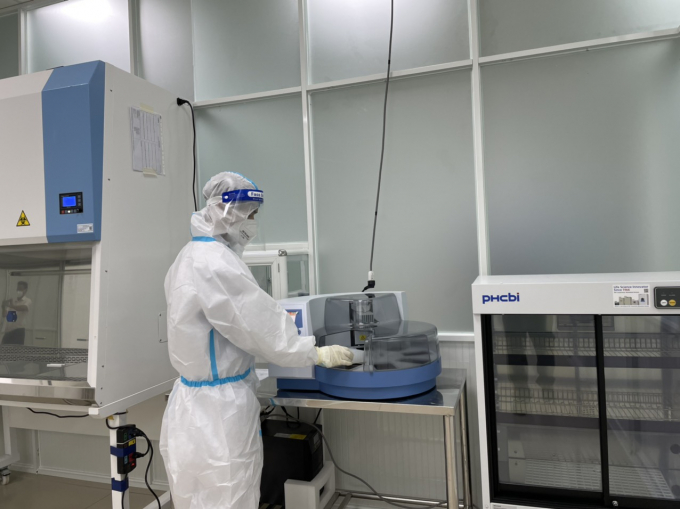 f29158dc4b4abd14e45b-195537_111.jpg Cán bộ TTYT thị xã Tân Uyên vận hành hệ thống PCR tự động Alninity M. Ảnh: Bình Dương.
