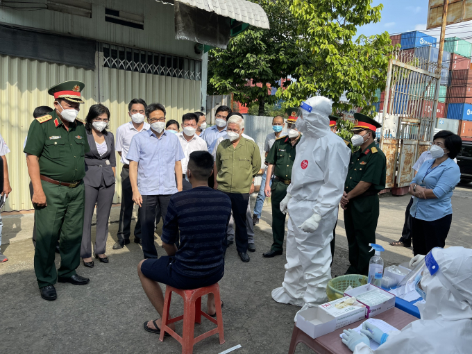 7a5564561900d05e8911-183158_576.jpg Phó Thủ tướng Vũ Đức Đam cho rằng, đối với những khu vực'vùng xanh' tình hình dịch đã kiểm soát cần tổ chức xét nghiệm đại diện hộ gia đình, đại diện trong phòng trọ để giảm việc tập trung đông người, gây nguy cơ lây nhiễm và tránh lãng phí. Ảnh: Bình Dương.