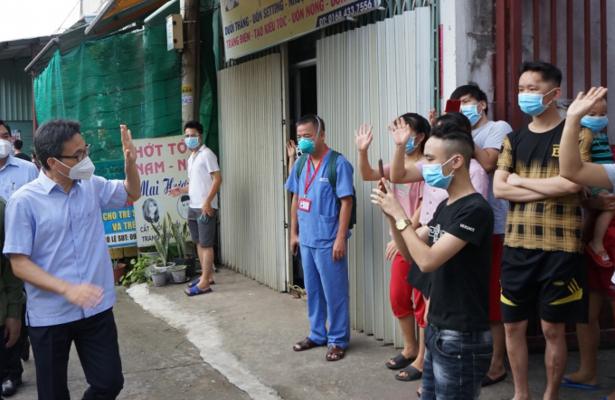 ptt-1-182719_131.jpg Phó Thủ tướng Vũ Đức Đam thăm hỏi động viên người dân địa phương. Ảnh: Bình Dương.