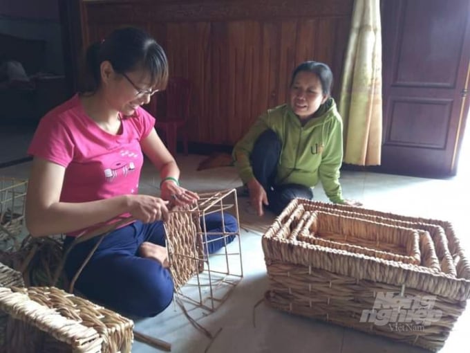 Kỹ thuật đan lát đơn giản thu hút ngày càng nhiều chị em phụ nữ tham gia. Ảnh: Hồng Thủy.