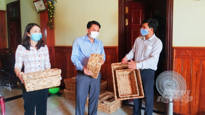 Lãnh đạo địa phương đến thăm hỏi động viên tổ hợp tác đồng thời xây dựng kế hoạch đưa nghề này trở thành kinh tế mũi nhọn tại địa phương. Ảnh: Hồng Thủy.