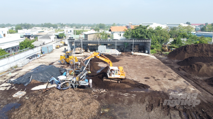 Khu sản xuất phân bón bằng vỏ cừ tràm của gia đình ông Bảy tại Bến Lức. Ảnh: Minh Sáng.