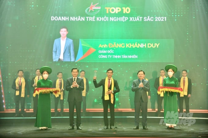 Với những cách làm sáng tạo của mình, năm 2021, Duy lọt vào Top 10 danh nhân trẻ khởi nghiệp xuất sắc và nhiều phần thưởng cao quý khác. Ảnh: NVCC.