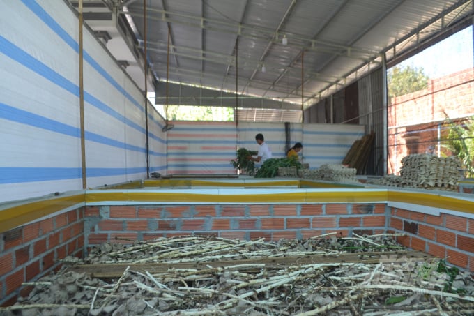 Trang trại dế của anh Vĩnh đang là điểm đến của nhiều nhà nông. Ảnh: Trần Trung.