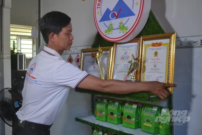 Nhiều sản phẩm của cơ sở anh Vĩnh đạt chứng nhận OCOP. Ảnh: Trần Trung.