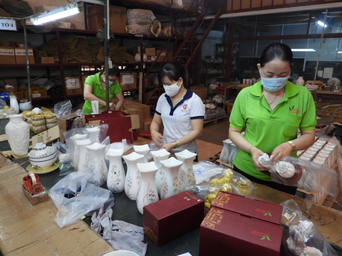 dscn9953-122302_905.jpg Hoạt động sản xuất, kinh doanh, xuất khẩu của các công ty gốm sứ đã bắt nhịp sau Covid-19. Ảnh: Trần Trung.