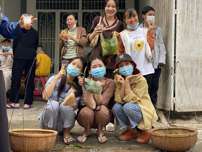 c713b621b90975572c18-193049_178.jpg Cả người bán và người mua đều rất hạnh phúc và trao nhau những lời chúc tốt lành trong những ngày đầu xuân.