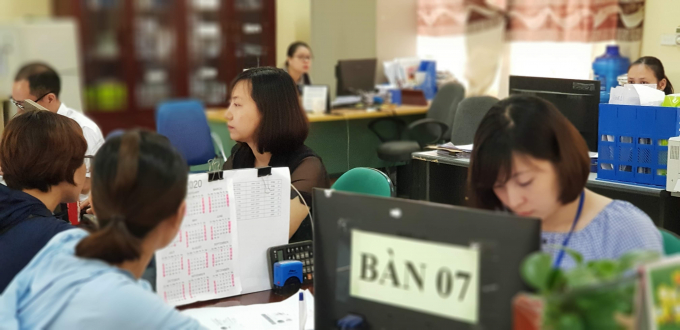 Người lao động làm thủ tục hưởng trợ cấp thất nghiệp tại Trung tâm Dịch vụ việc làm tỉnh Vĩnh Phúc.   Ảnh: Nam Khánh.