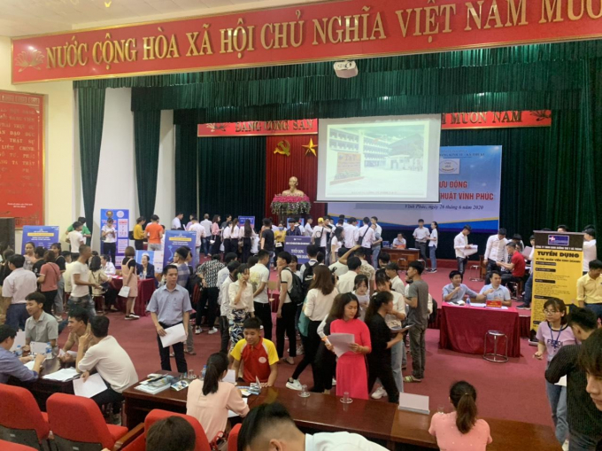 Phiên giao dịch việc làm lưu động tại trường Trường cao đẳng Kinh tế - Kỹ thuật Vĩnh Phúc. Ảnh: TTDVVL.