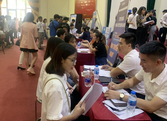 Sinh viên Trường cao đẳng Kinh tế - Kỹ thuật Vĩnh Phúc tham gia phiên giao dịch việc làm lưu động. Ảnh: TTDVVL.