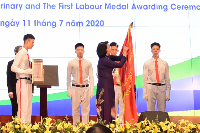 Phó Chủ tịch nước Đặng Thị Ngọc Thịnh gắn Huân chương Lao động hạng Nhất cho Ngành Thú y tại Lễ Kỷ niệm 70 năm Ngày Truyền thống Ngành Thú y Việt Nam. Ảnh: Lăng Trần