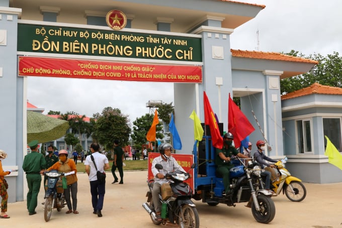 Người dân vùng biên giới hồ hởi chở những chai nước uống dinh dưỡng về nhà sau buổi tuyên truyền. Ảnh: NutiFood.