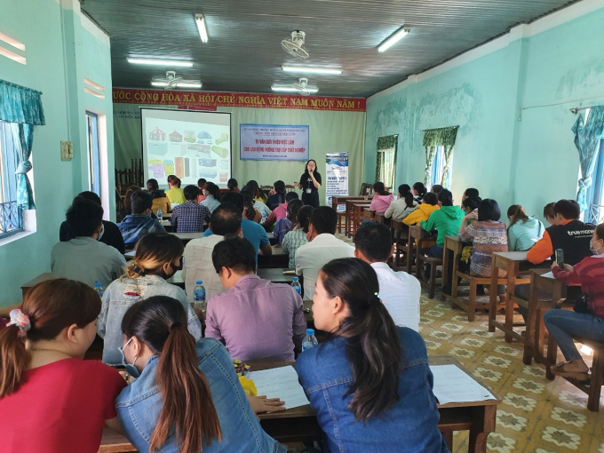 Buổi tư vấn, giới thiệu việc làm cho lao động hưởng trợ cấp tại Trung tâm Dịch vụ việc làm tỉnh Quảng Nam. Ảnh: Lê Khánh.